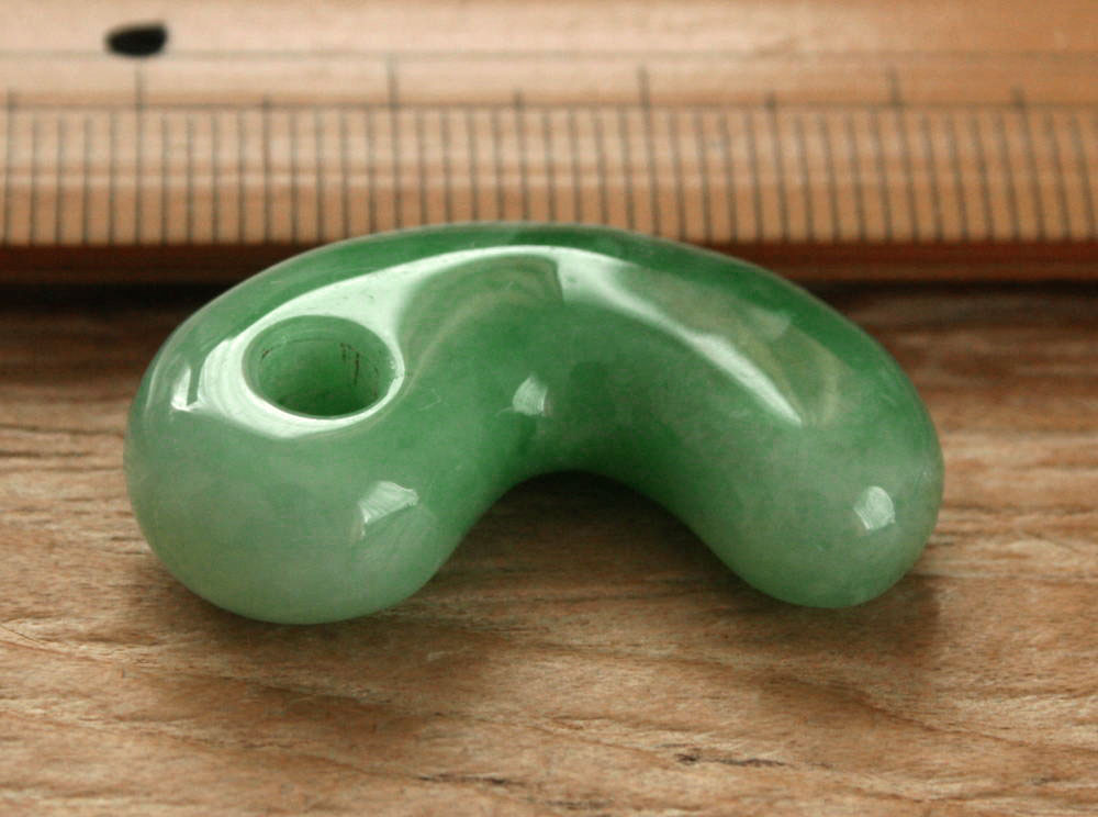 楽天市場】糸魚川翡翠勾玉 M07981元粋 作29.8mm*17.8mm*8mm 糸魚川産