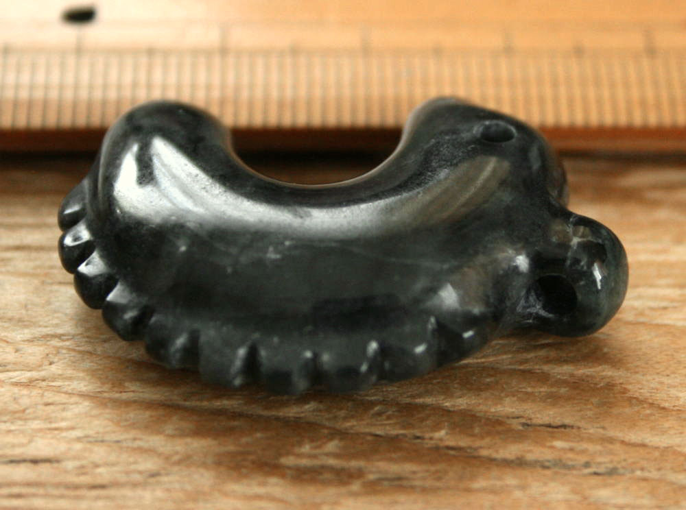 楽天市場】糸魚川黒翡翠異形勾玉 M08425 豊翠 作 37mm*26mm*10mm