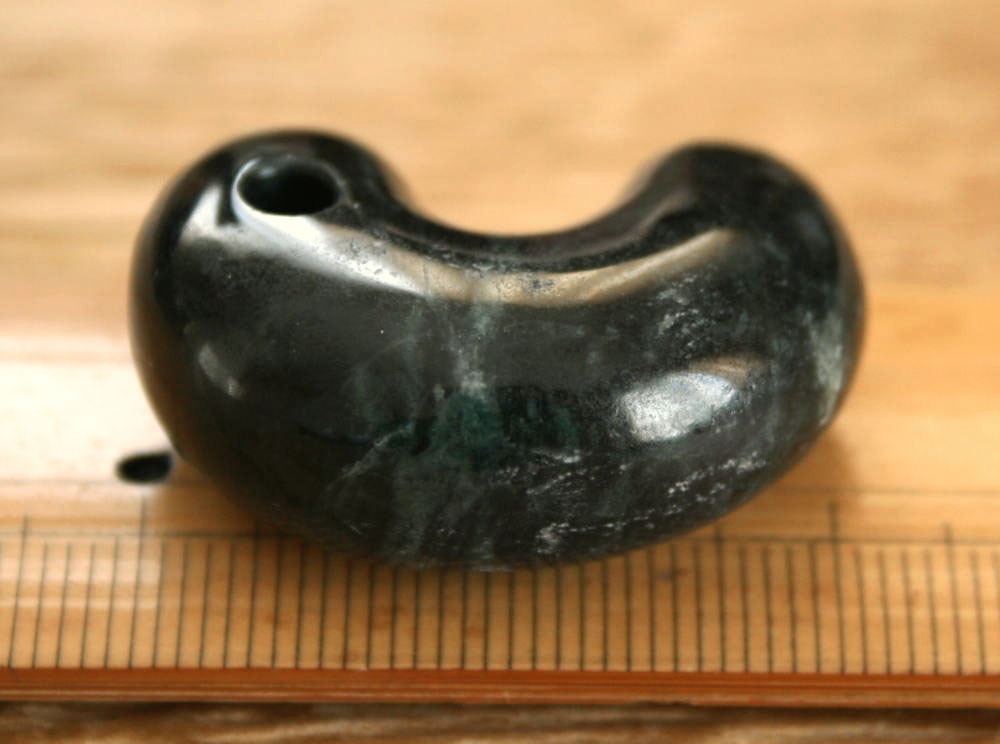 楽天市場】糸魚川黒翡翠勾玉 M09376 豊翠 作 31.8mm*22mm*13mm 糸魚川