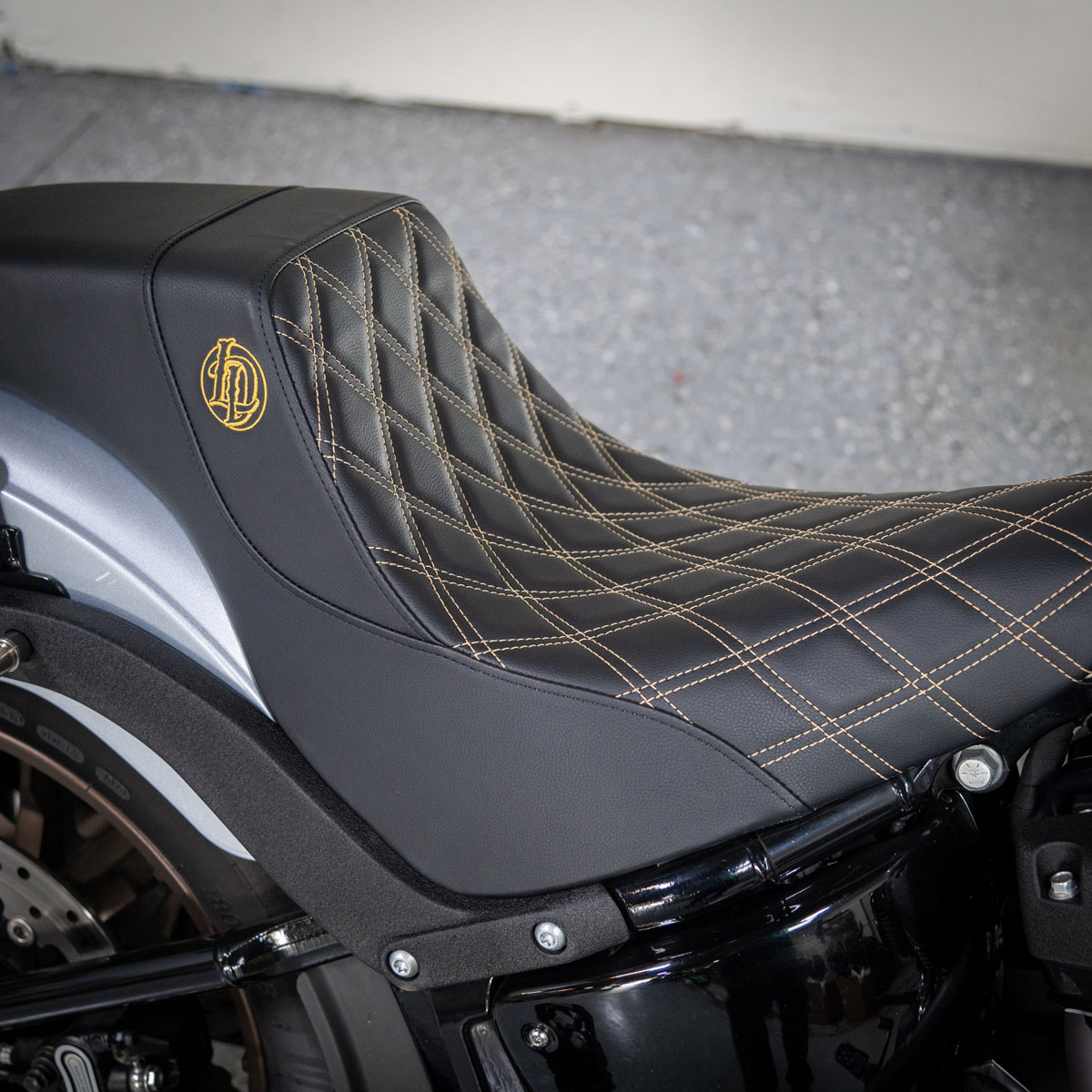 楽天市場】【Lucky Daves】M8ソフテイル ローライダーシート ゴールド