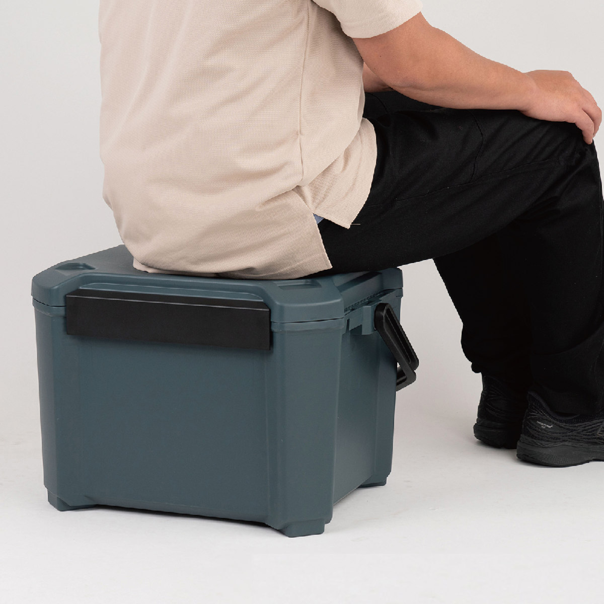 楽天市場】クーラーボックス 26L COREFLUX 座れる 耐荷重100kg （ 保冷