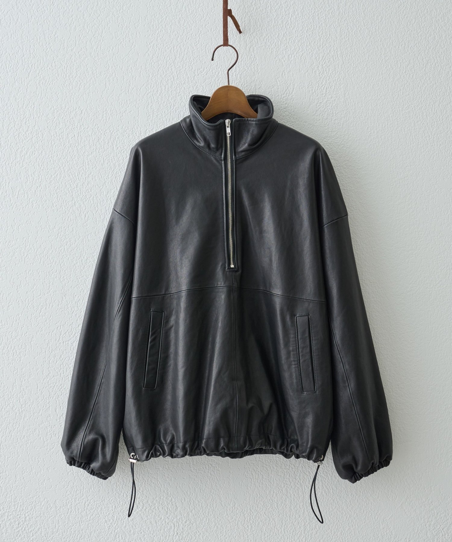 BEARDSLEY｜《15 quinze》ラムレザーハーフジッププルオーバー