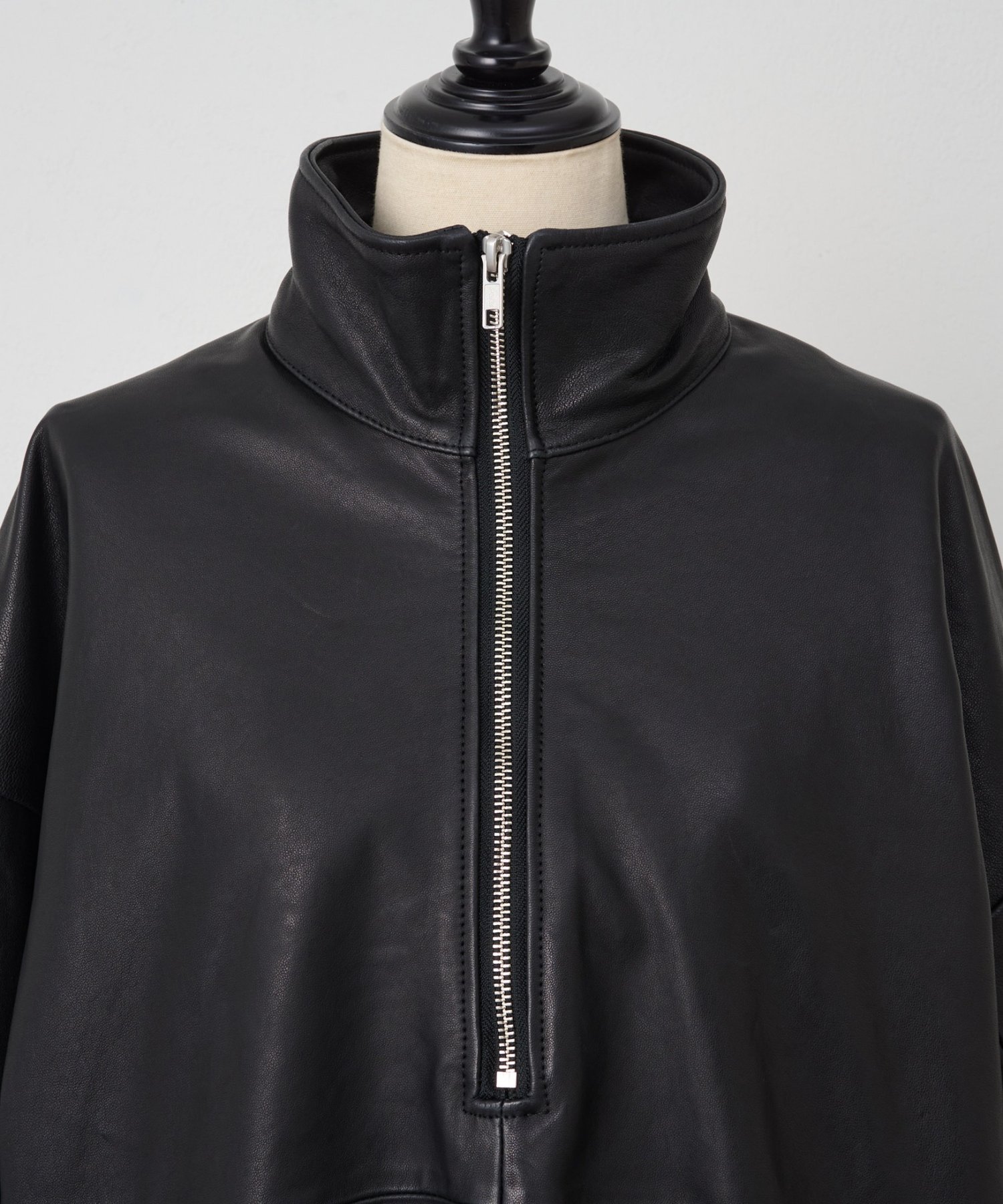 BEARDSLEY｜《15 quinze》ラムレザーハーフジッププルオーバー