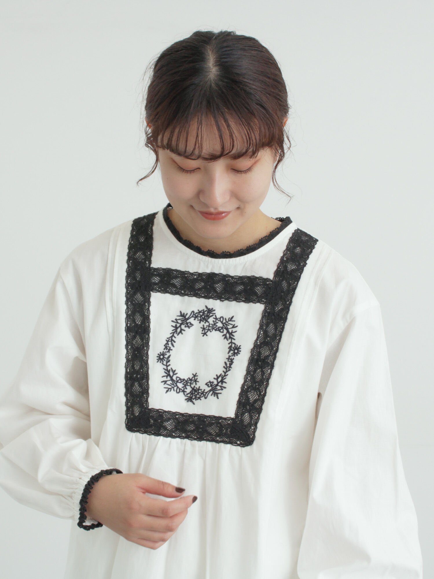 Samansa Mos2｜胸元モチーフ刺繍レースブラウス | Rakuten Fashion