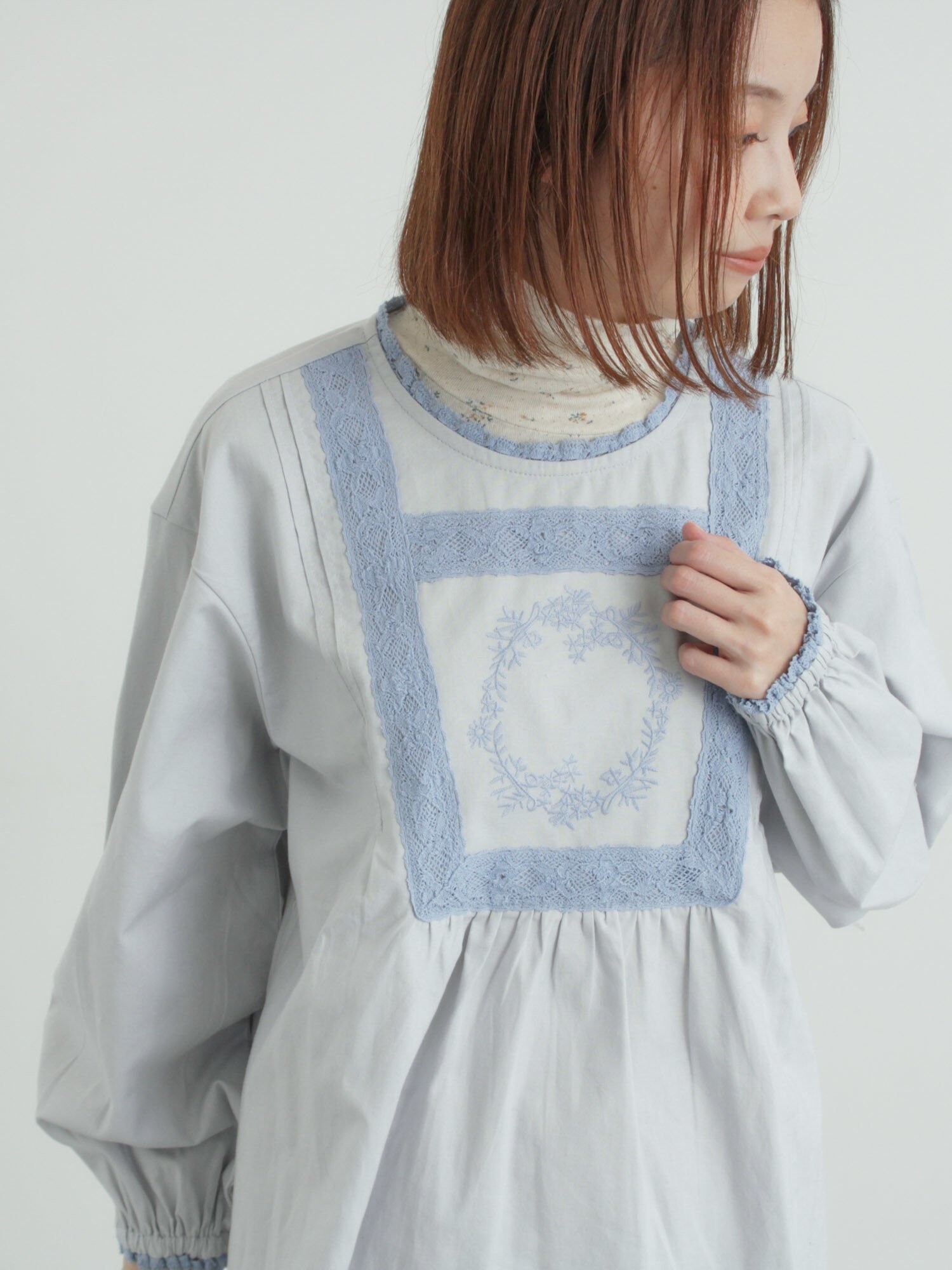 Samansa Mos2｜胸元モチーフ刺繍レースブラウス | Rakuten Fashion