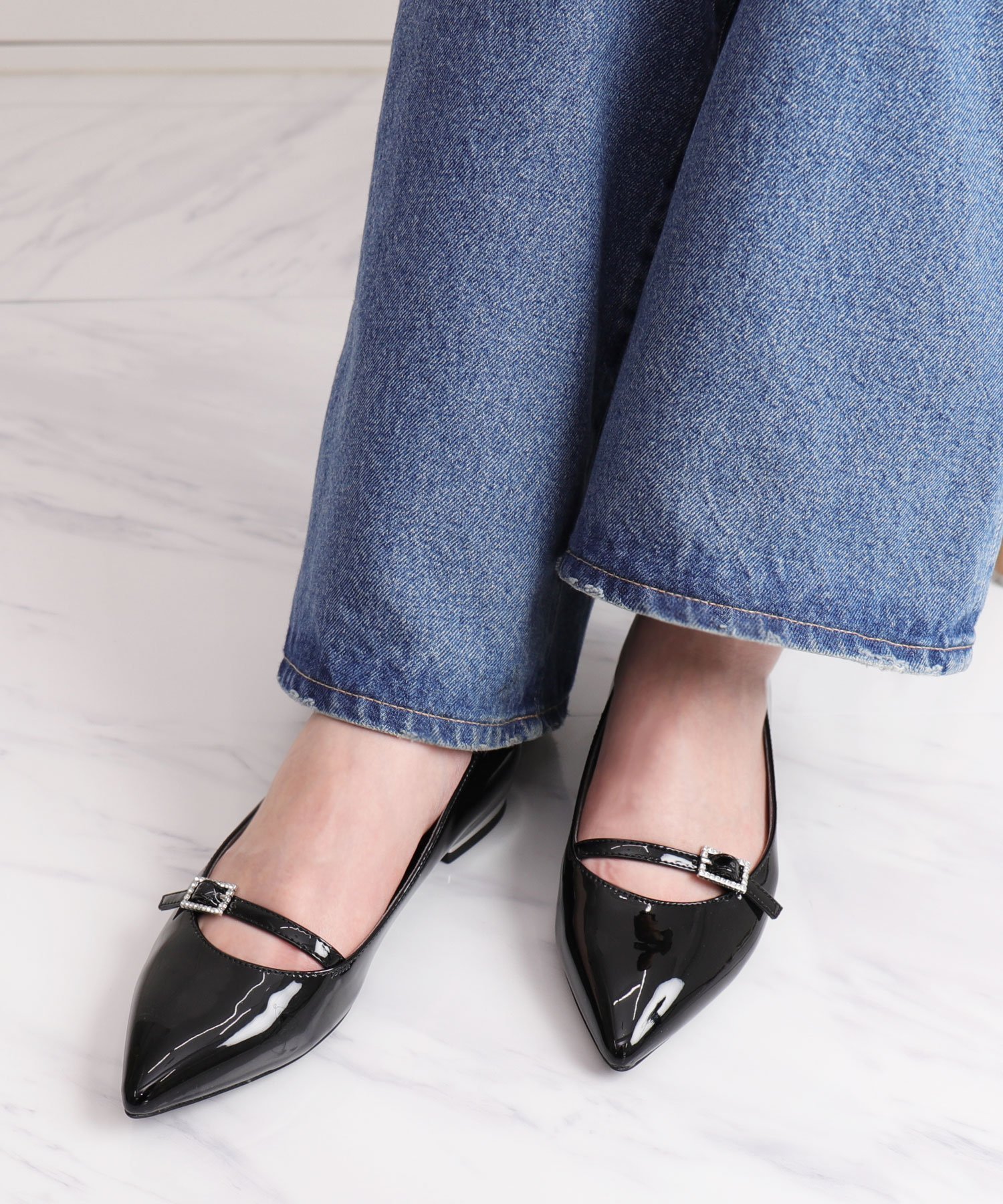 artemis by DIANA｜ビジューバックルストラップ ポインテッドトゥ