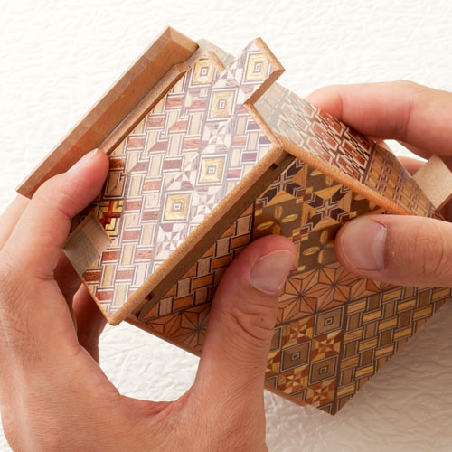 楽天市場】寄木細工 Yosegi-zaiku 秘密箱 4寸10回仕掛け 箱根伝統工芸