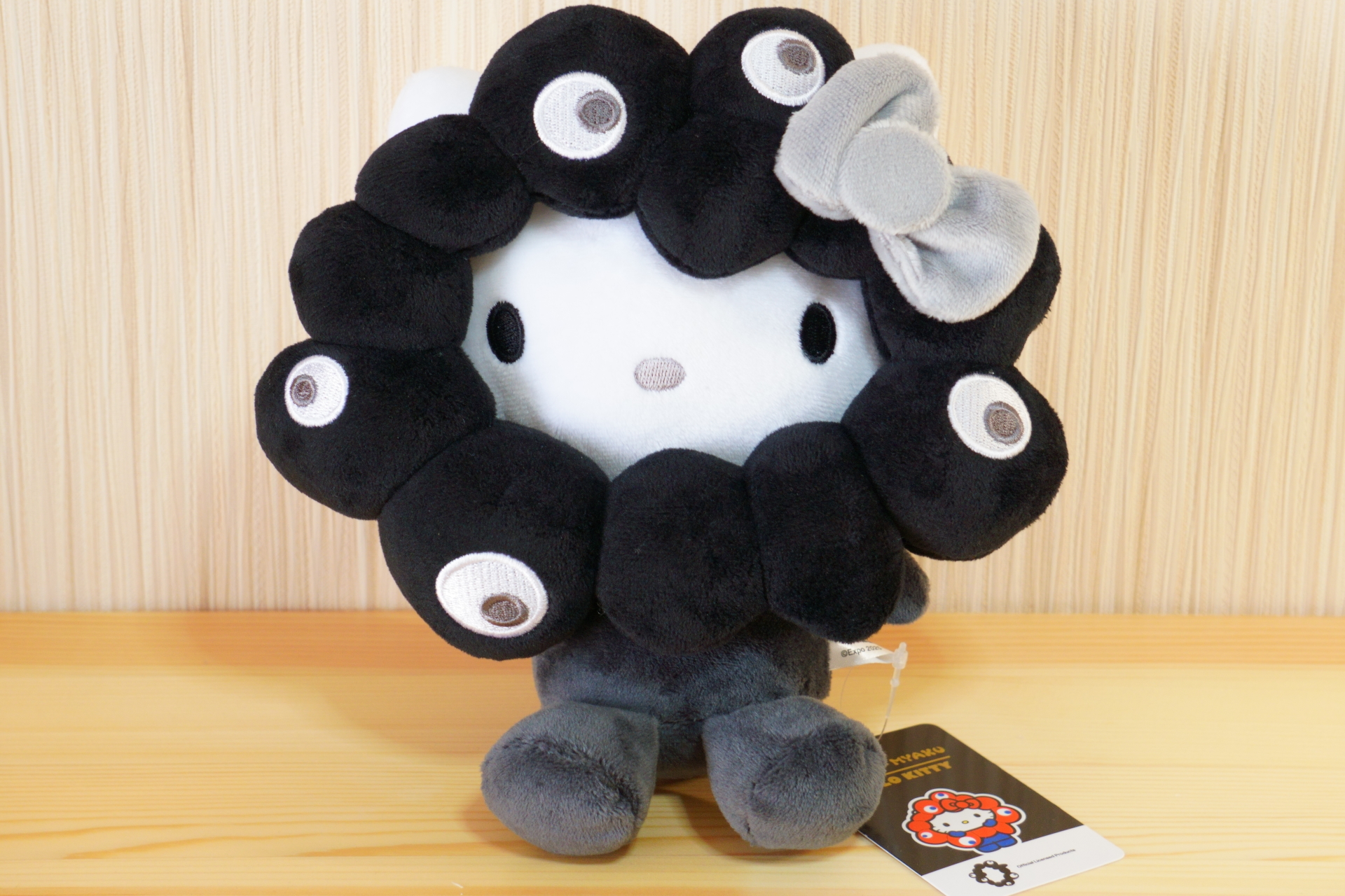 サンリオ×黒ミャクミャクぬいぐるみ、Mサイズの受注販売スタート