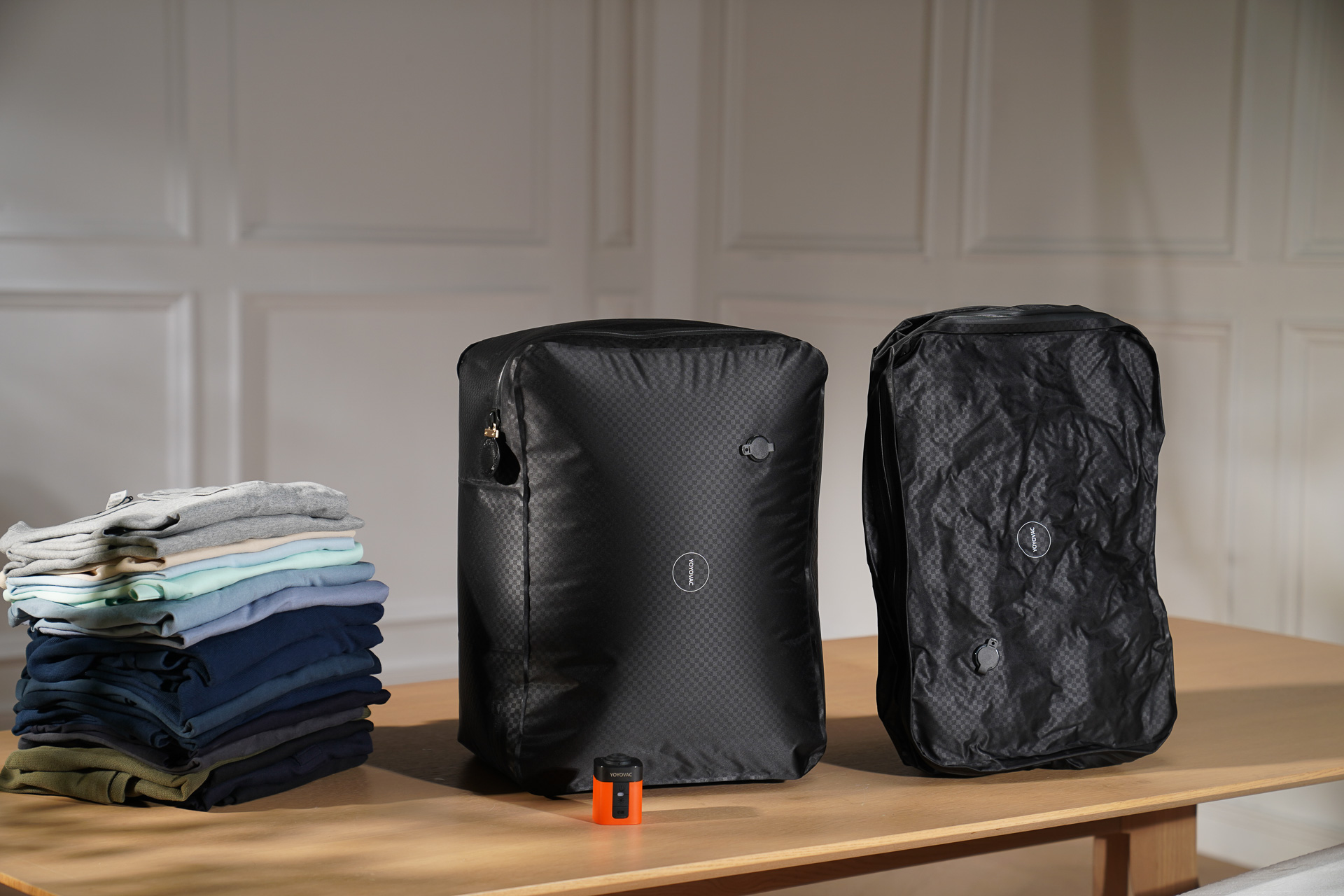 電動ポンプで衣類が最大90％コンパクトになる圧縮トラベルバッグ。iOS