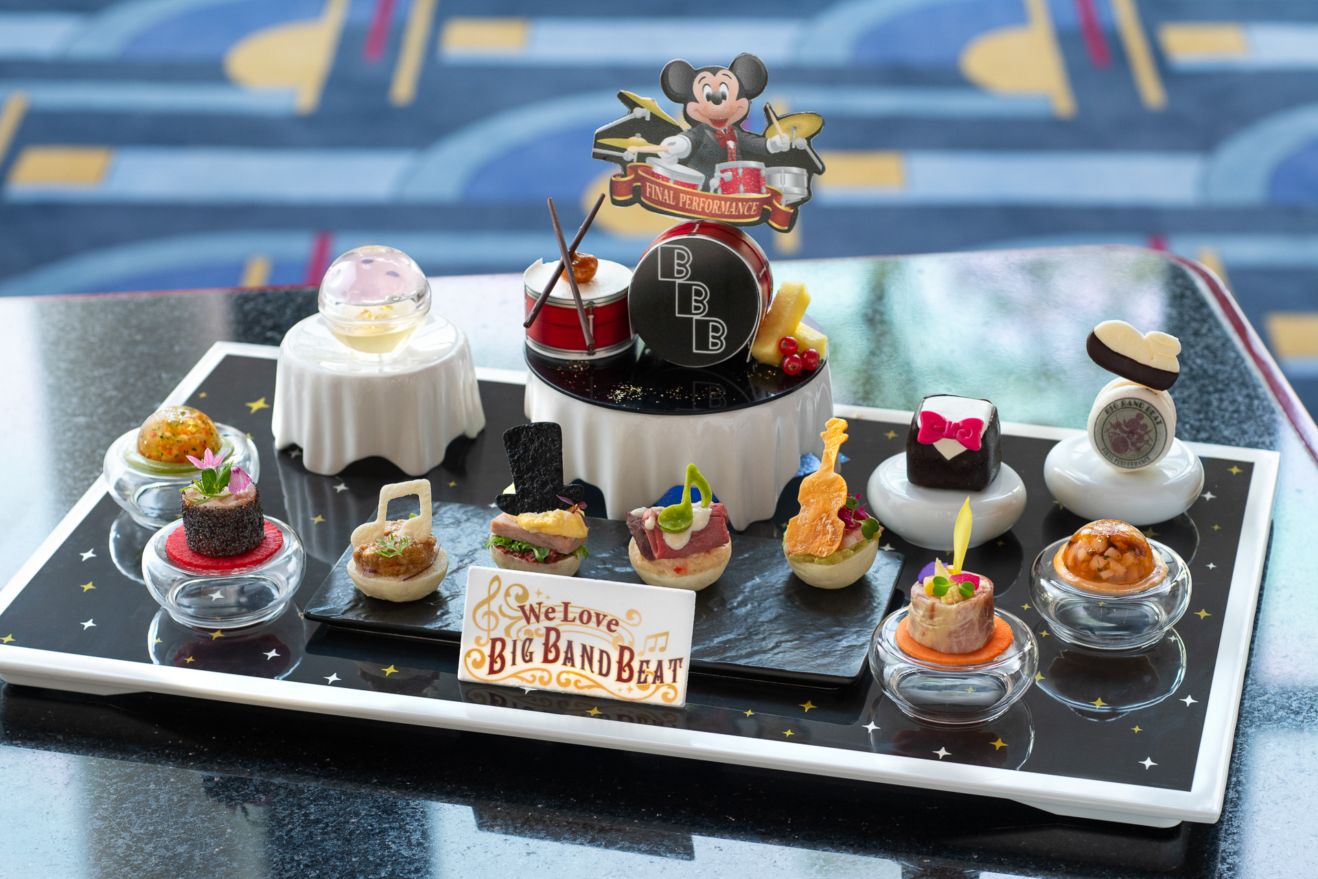 We Love ビッグバンドビート」連動のメニューが登場！ チャーム付き