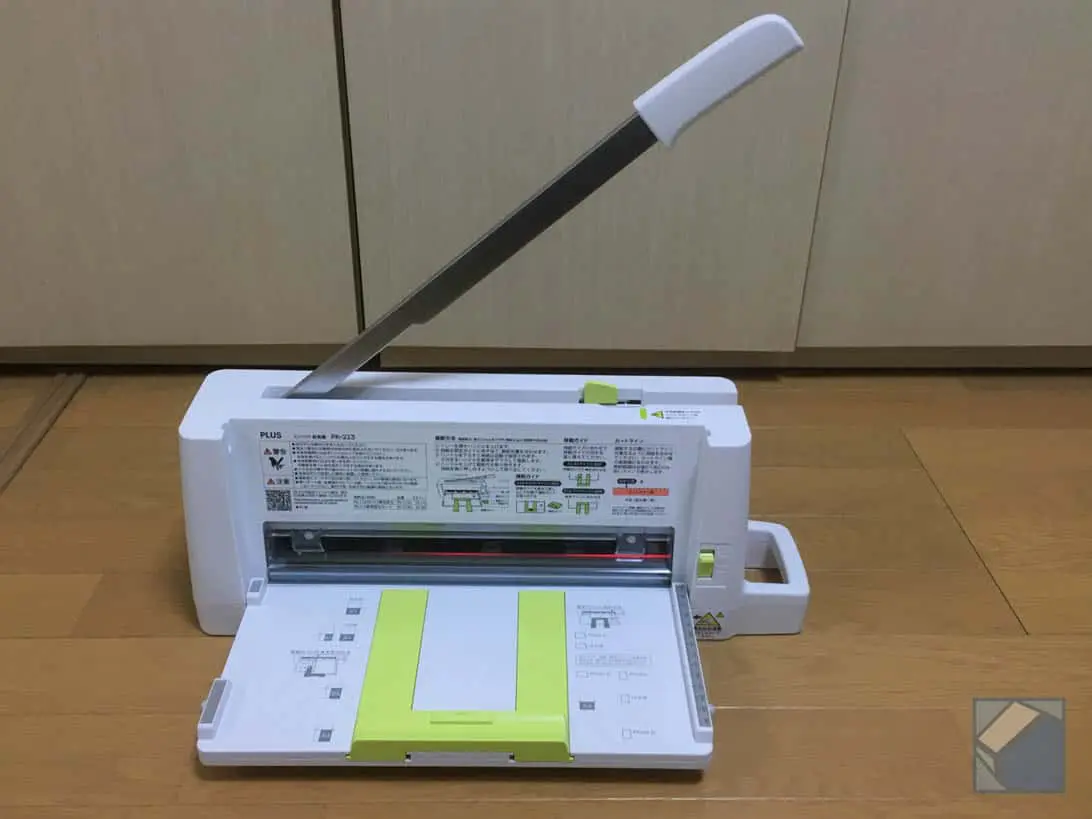 PLUSのコンパクト断裁機・PK-213をレビュー！軽い力でラクラク裁断する