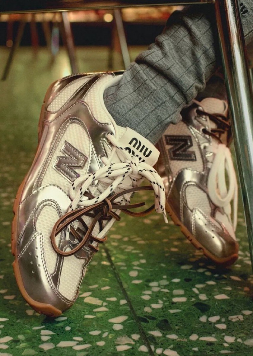 MIU MIU x New Balance 『530 SL』メタリックシルバーの新作が順次発売