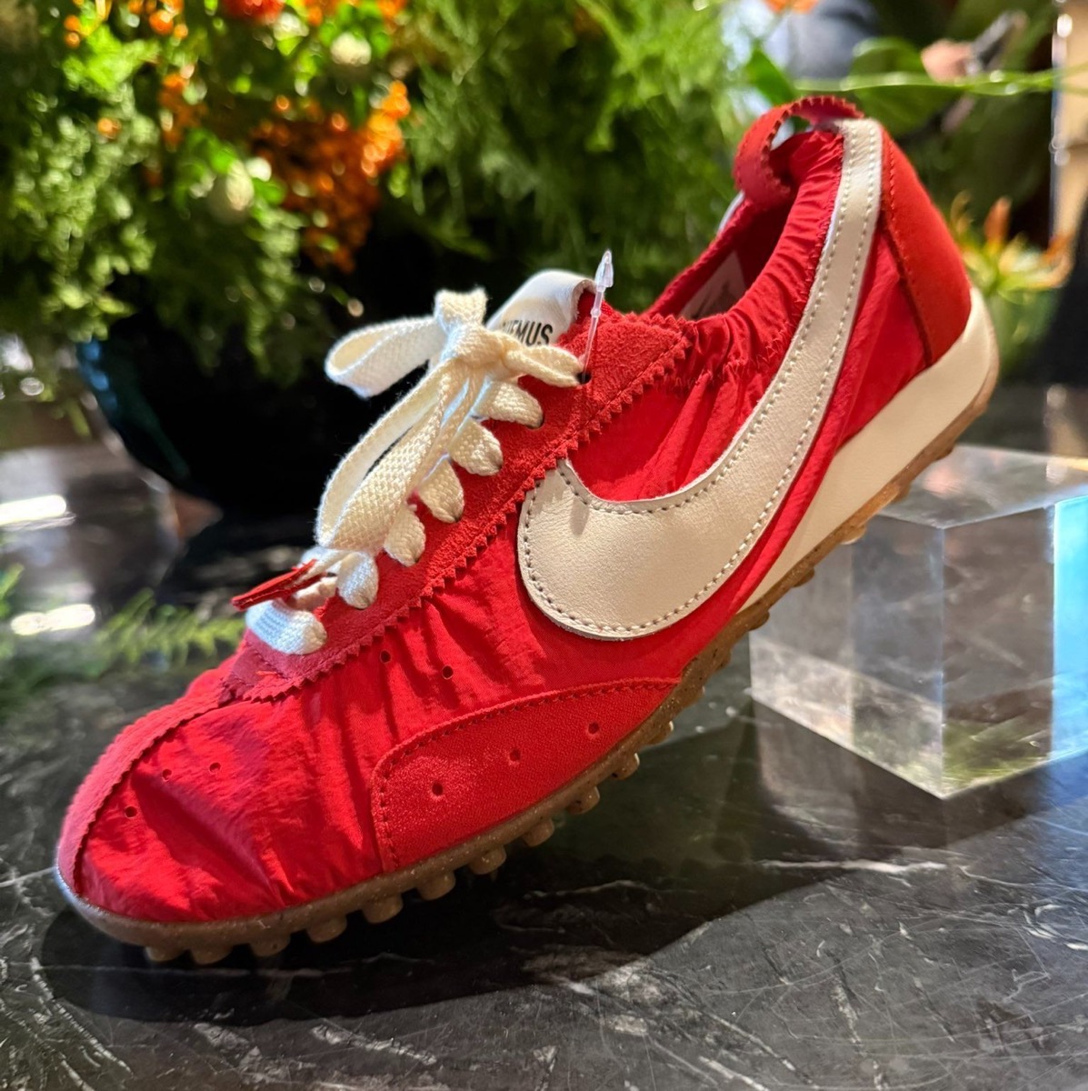 Jacquemus x Nike Moon Shoe SP が国内10月10日より発売［HV8547-001