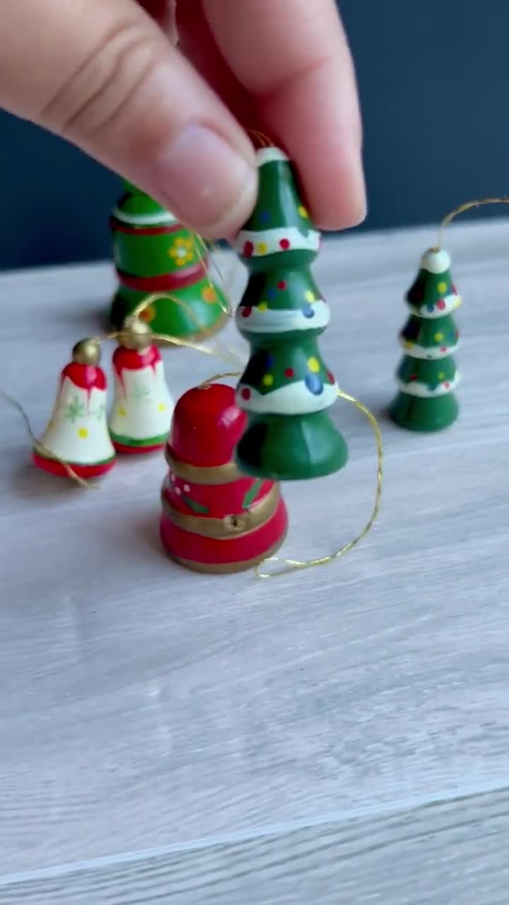 ヴィンテージ木製オーナメント 7個セット - ベルとツリーの手描き