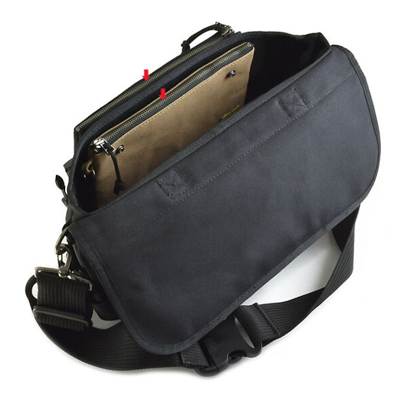 D924：ちょっとミリタリーなメッセンジャーバッグ | バンナイズ | 鞄は