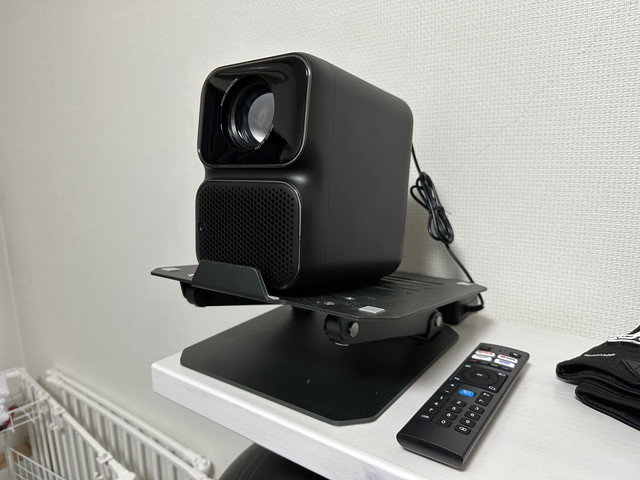 Netflix認定Linux OS搭載「WANBO TT Projector」が小型でネイティブ