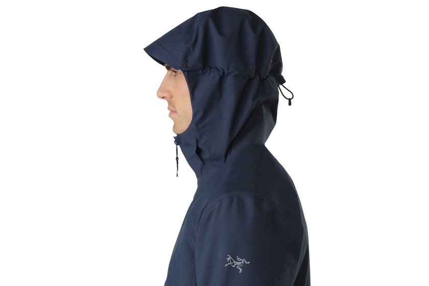 憂鬱な梅雨もスタイリッシュに乗り切る、アークテリクスの都会的コート