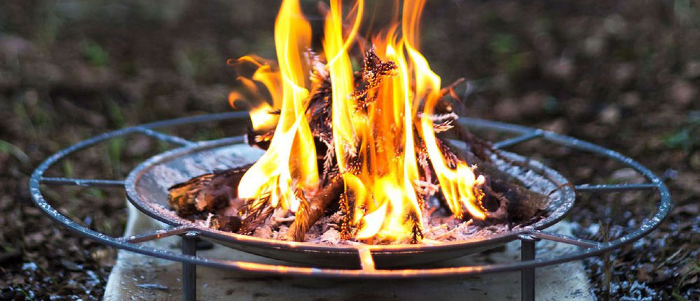 直火感覚のUFO型焚き火台「JIKABI」シリーズが拡充。新サイズ＆専用