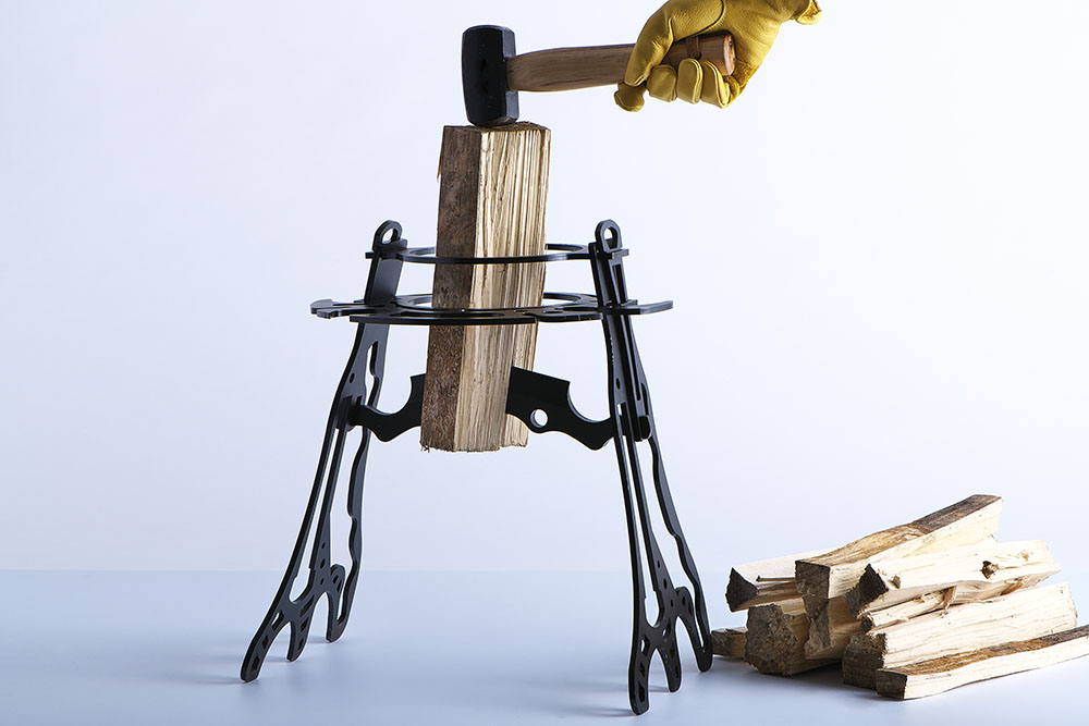 トリパスプロダクツから、組み立て式の薪割り台。ギアハンガーとしても