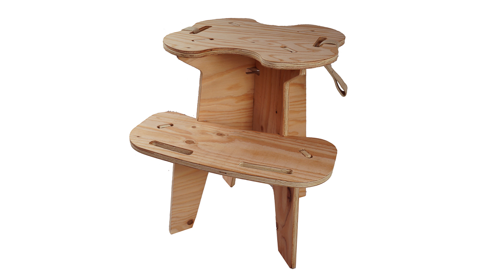 キャンプオーパーツの新作サイドテーブル。イン＆アウトに映える無垢の