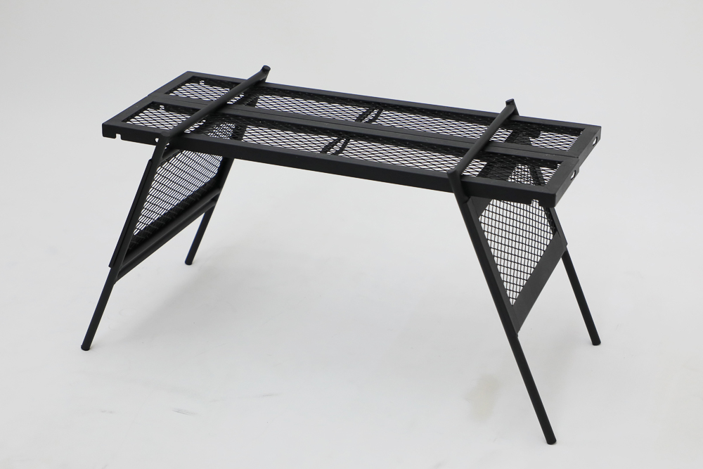 テーブルにトランスフォーム！ コスパも◎なアイアン製「薪ラック」が