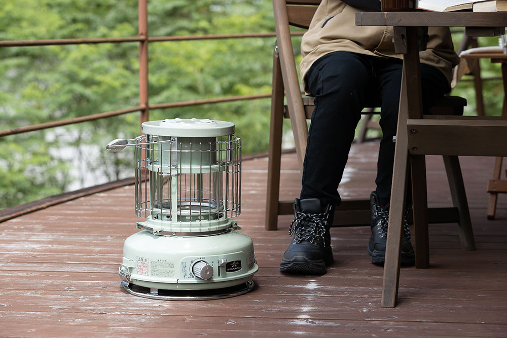 青い炎を360度楽しめる。アラジンのガスストーブに、全周ガラス窓の