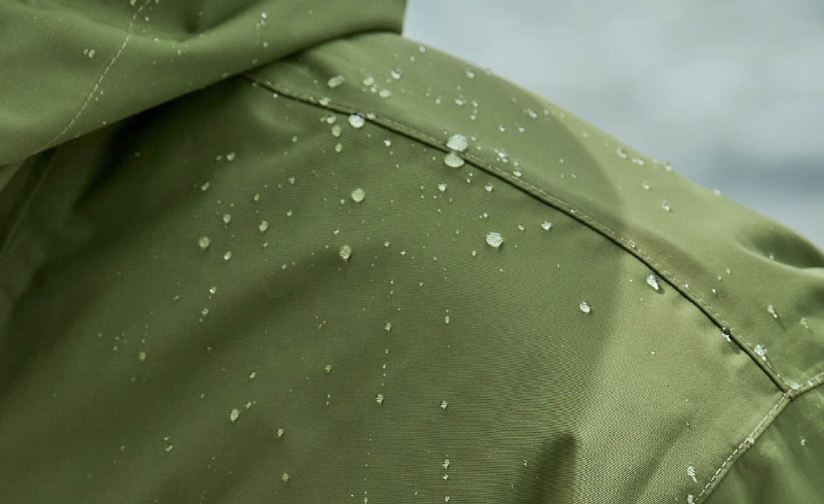 シマノの防水ジャケットに、インサレーションモデル登場。釣りの防寒