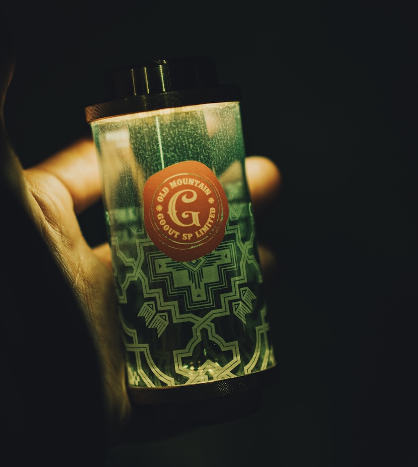 ヴィンテージ感を醸し出す淡いGO OUTだけの別注カラー。オールド