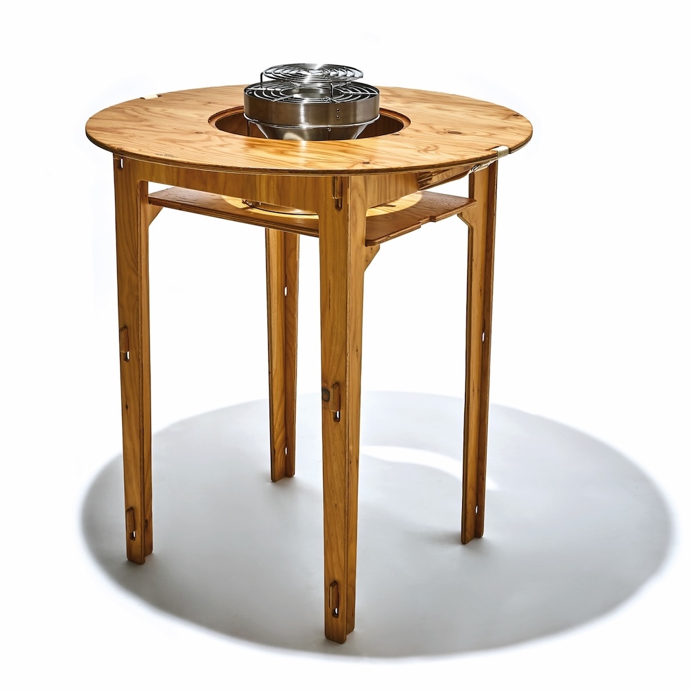 七輪を中央にセットして立ち呑みできる、YOKAの組立て式木製テーブル