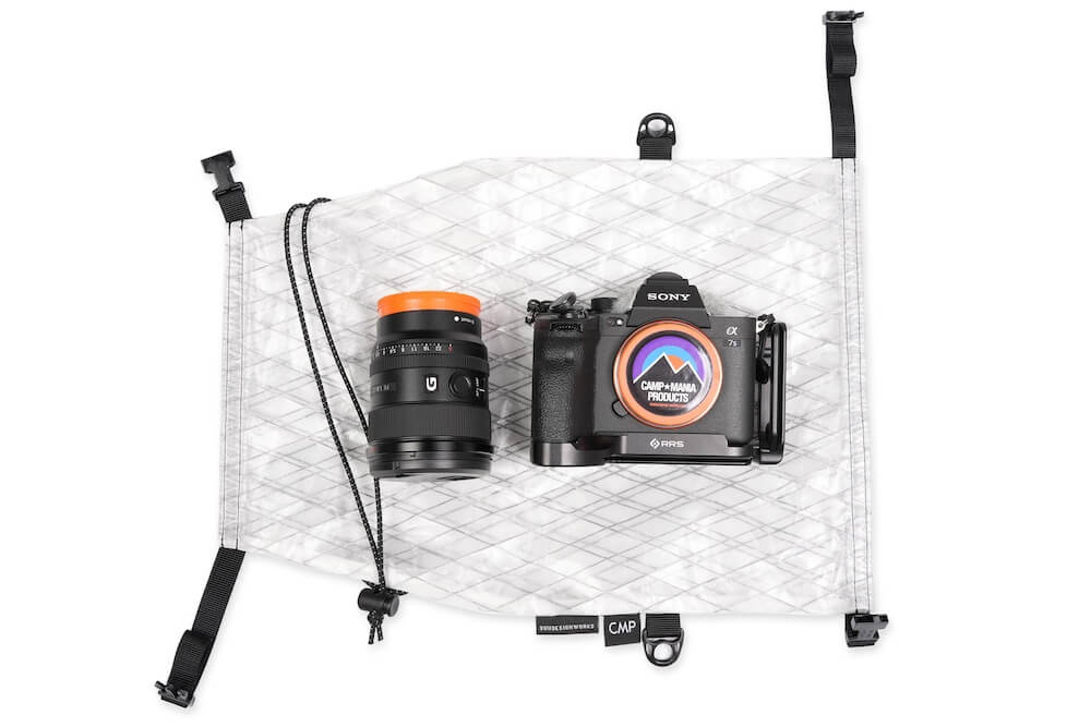 なにコレ？ 驚きのギミックを備える、新発想カメラ用ドライバッグが