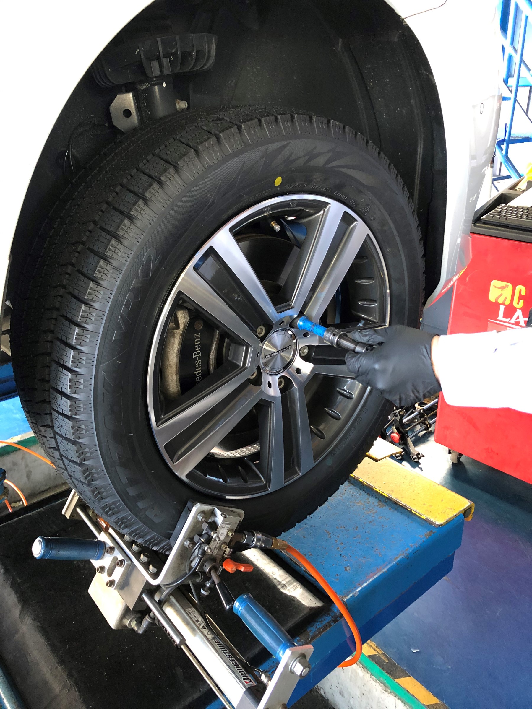 ☆メルセデス・ベンツ Vクラス スタッドレスタイヤ取り付け