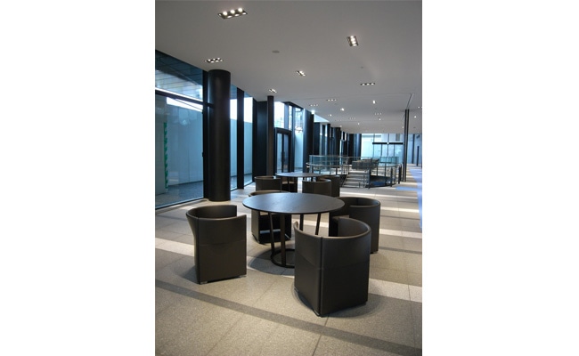 FARFALLA(ファルファッラ ラウンジアームチェア） IXC | カッシーナ