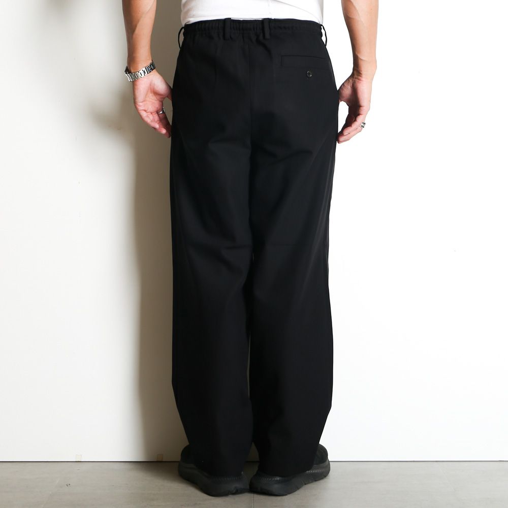 MARKAWARE - DOUBLE PLEATED EASY TROUSERS - BLACK / オーガニック