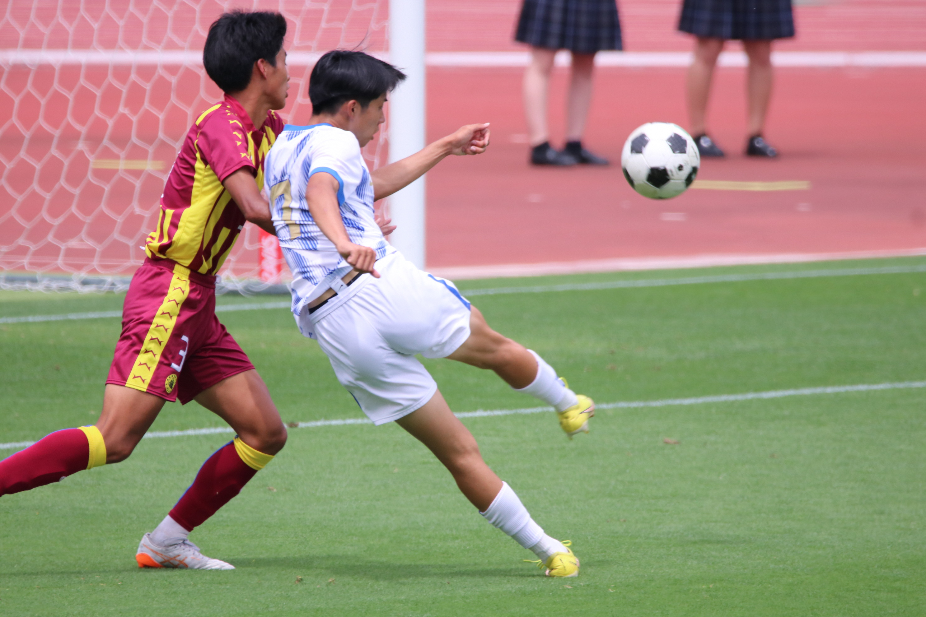 県高総体サッカーを制した国見高校が、市長に優勝を報告しました