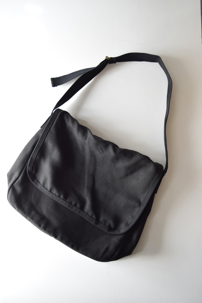 COMOLI (コモリ) ヘンプダック ショルダーバッグ [BLACK]