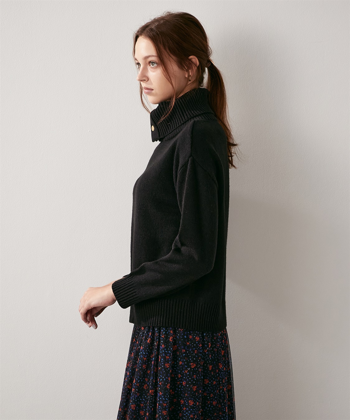 金ボタン タートルネック ニットプルオーバー LE SOUK HOLIDAY｜クロス