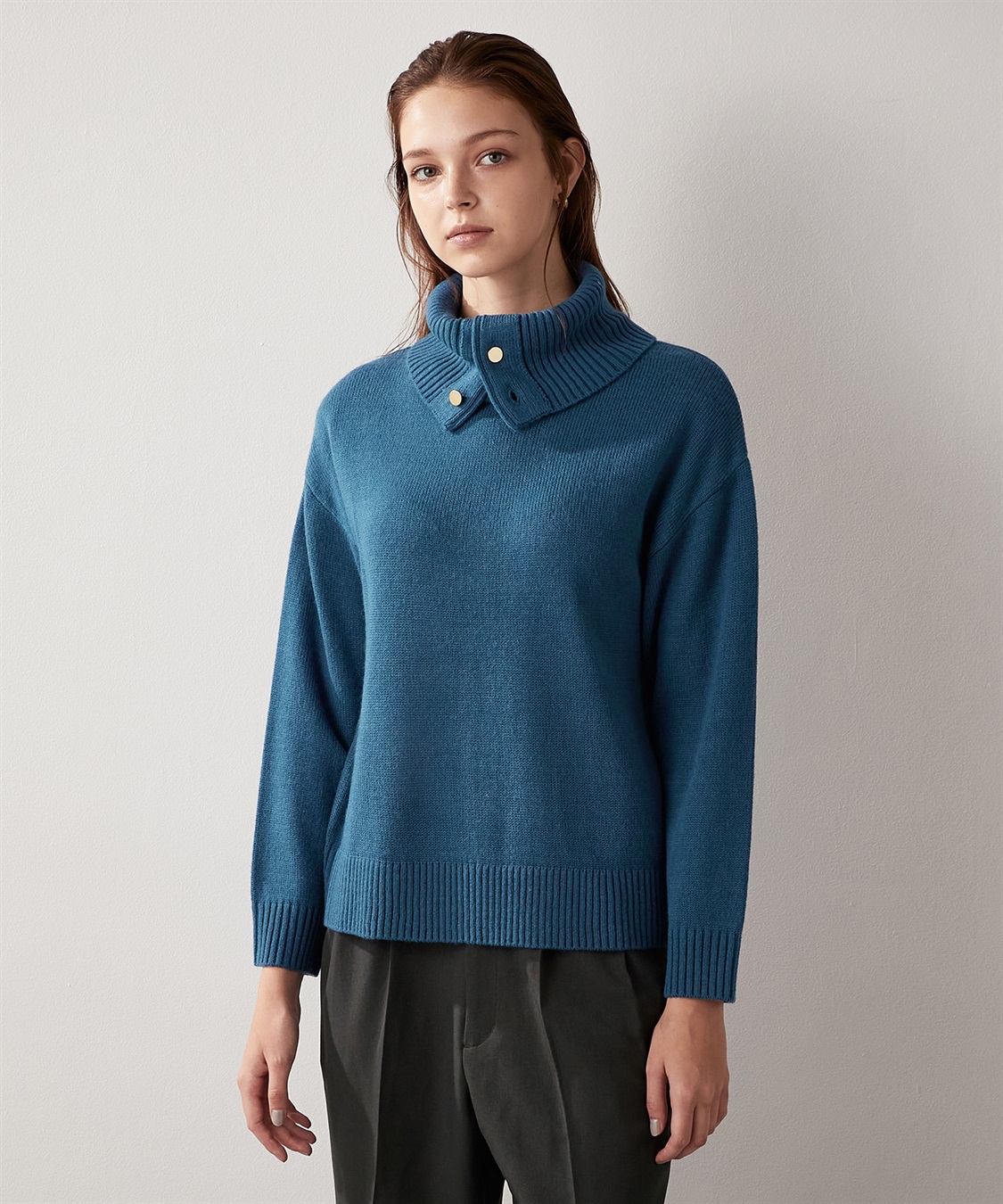 金ボタン タートルネック ニットプルオーバー LE SOUK HOLIDAY｜クロス