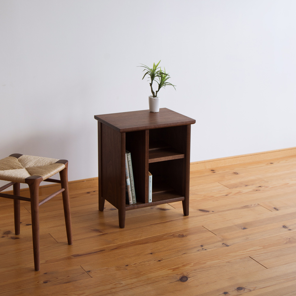 ウォールナットのベッドサイドテーブル・T-195 家具工房クラポ