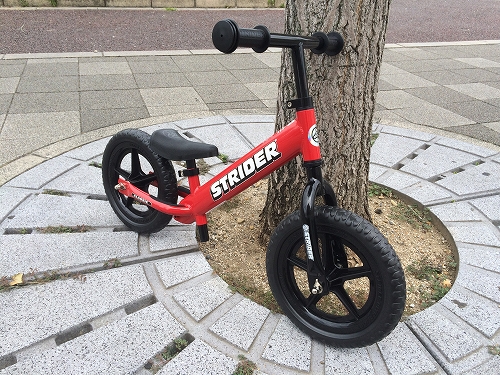 シンプルデザインのキックバイク！ストライダークラシックモデル