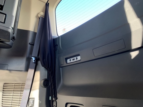 アイズ-ブロッカー|リアゲートタープ|⾬‧⽇差し‧視線をブロック|デリカ