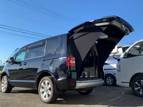 アイズ-ブロッカー|リアゲートタープ|⾬‧⽇差し‧視線をブロック|デリカ