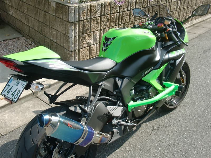 ZX-6Rに立ちコケ、転倒傷から防止！スライダー付エンジンガード| AxxL
