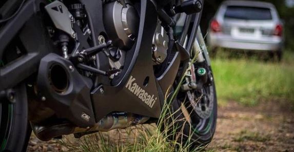 ZX-10R(16-20) MOTOGPのようなカッコいいマフラー！｜AxxL