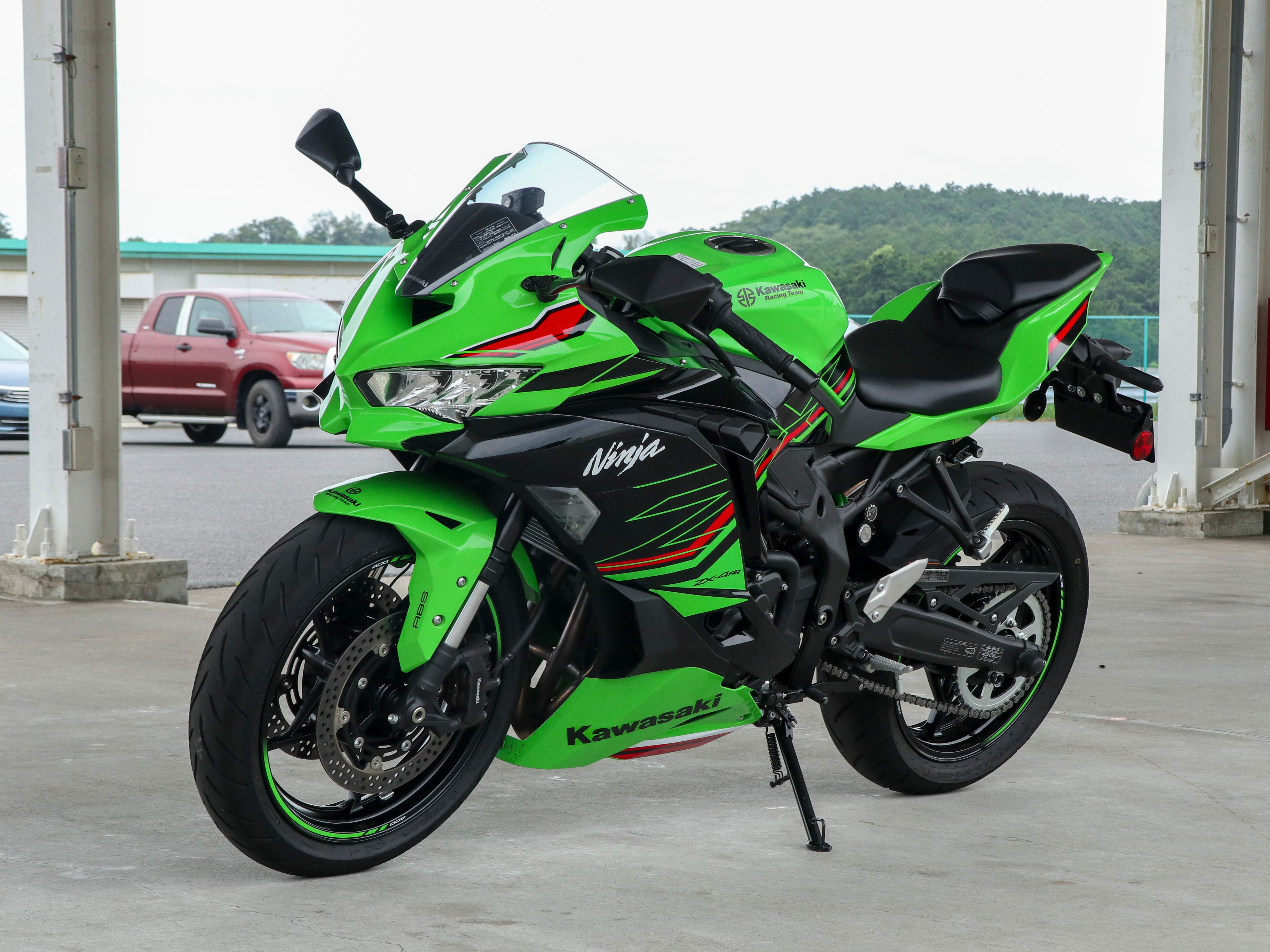 最高出力77psを発揮するスーパースポーツモデル「Ninja ZX-4RR KRT