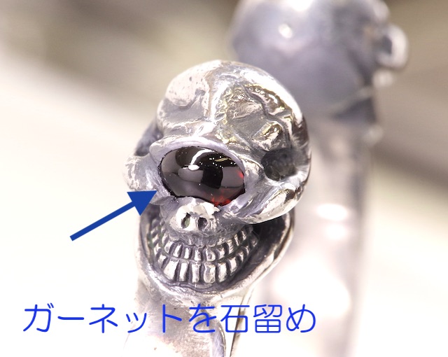 ストップライト・2スカルバングルのスカルの目に、レッドガーネット