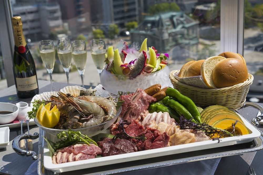 バグース | ビル最上階の天空テラスで楽しむ、大人のリュクスなBBQ