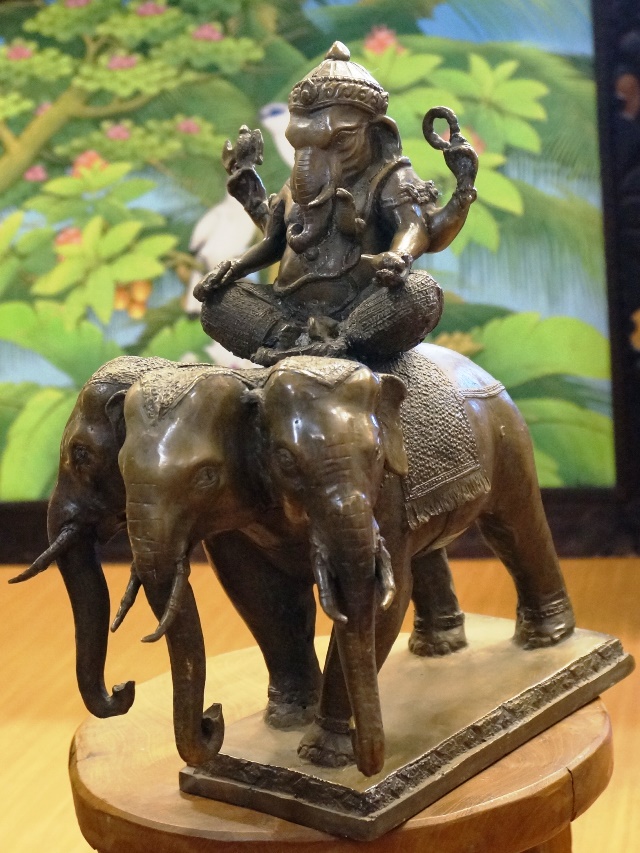 3つの頭を持つ象に乗るガネーシャ像／真鍮製 | アジアンライフ
