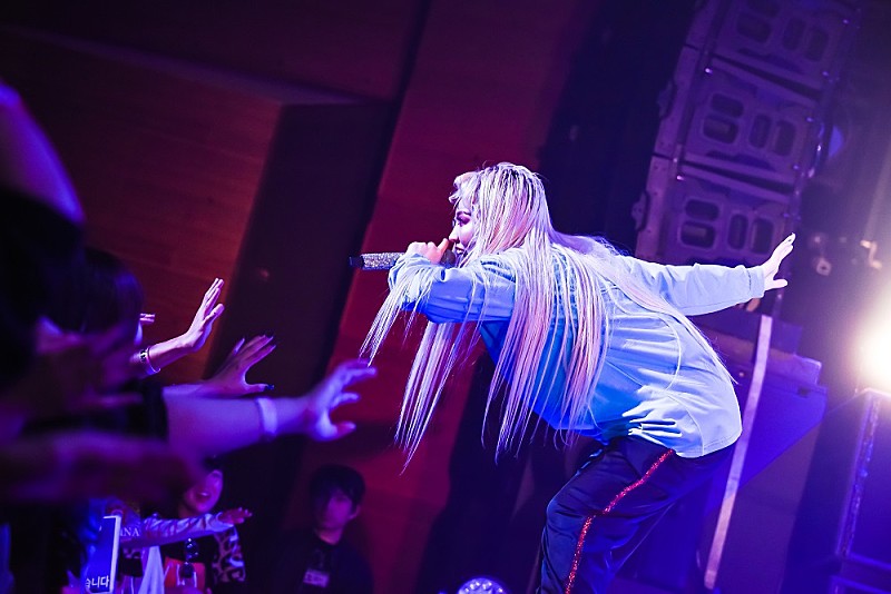 ちゃんみな、初のホールツアーがスタート プロジェクション