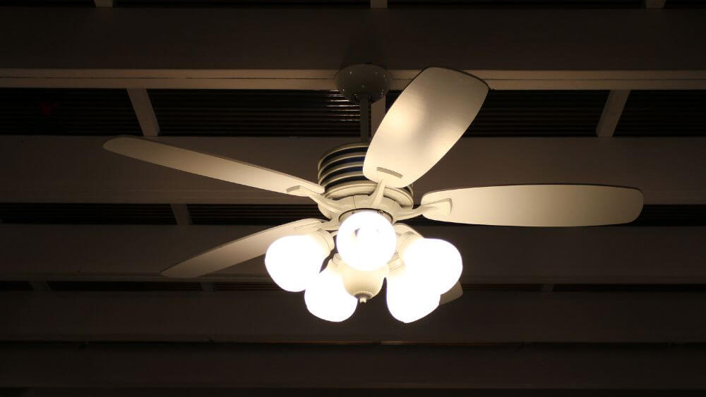 シーリングファンライトは後悔する？メリット・デメリットとおすすめ