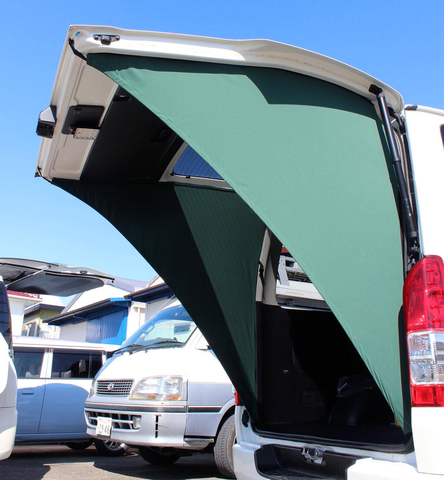 ハイエース専用のリアゲートタープ 「アイズブロッカー」で雨風を